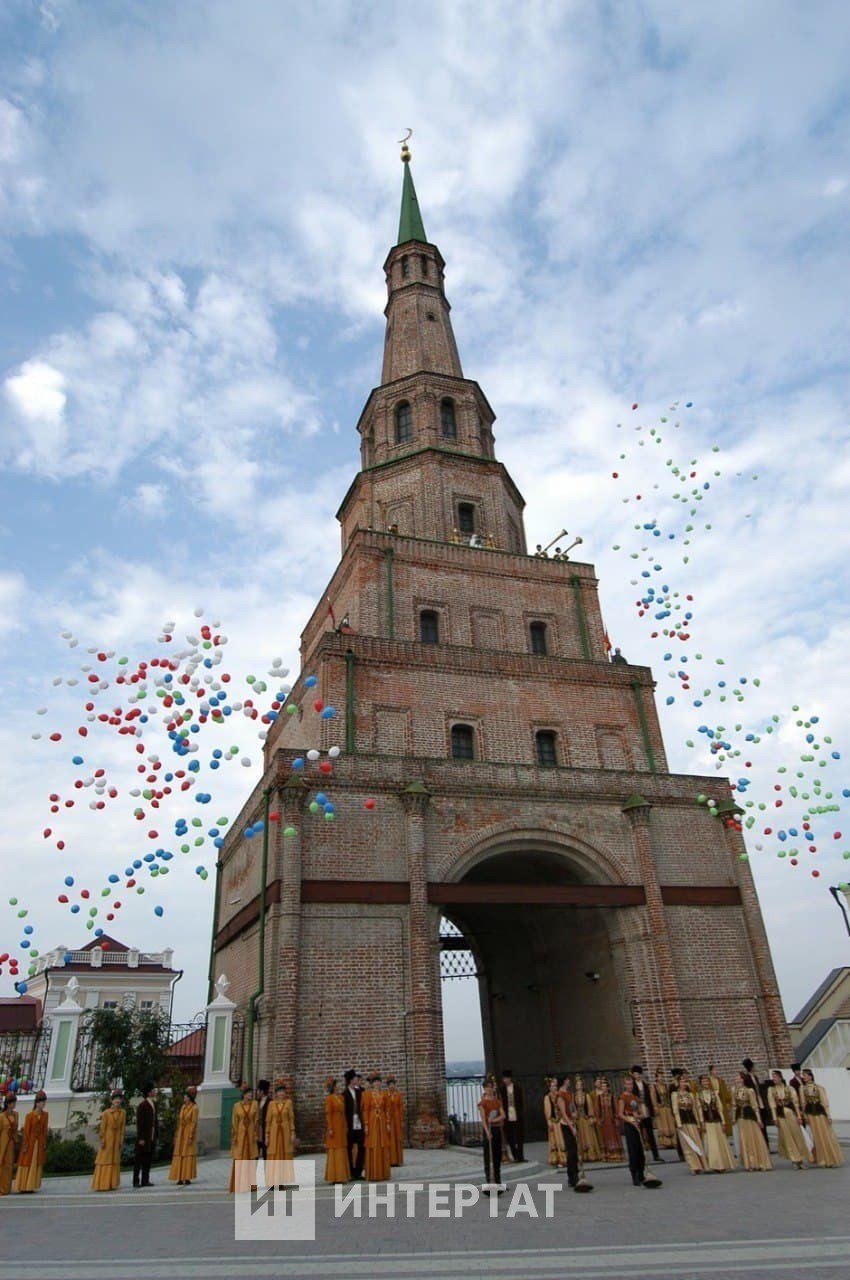 2003 елның 30 августында Сөембикә манарасы эчендә яшел ут кабына. Казан ханлыгы вакытын хәтерләткән, театральләштерелгән тамаша күрсәтелә.