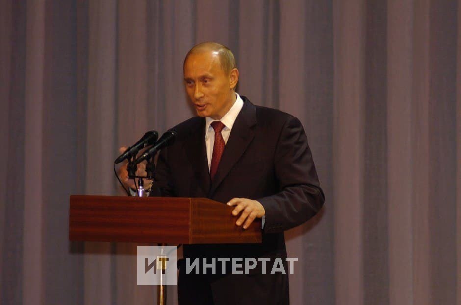 Казанның 1000 еллыгына Россия Президенты Владимир Путин да килә, ул кунакларны татарча котлый. 2005 ел